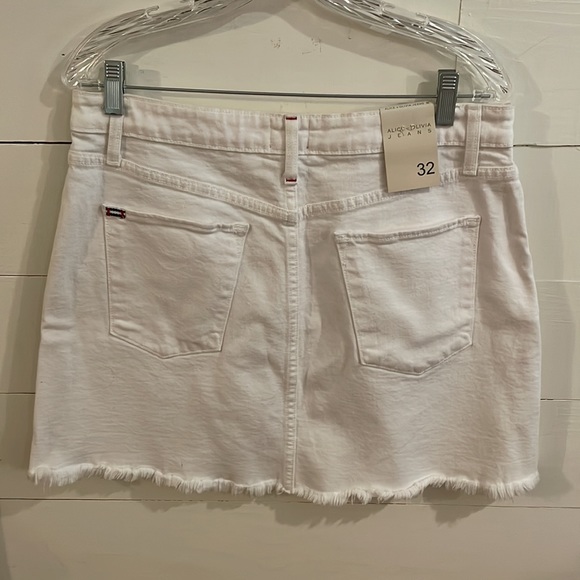 NWT Alice + Olivia Jeans White Button-Fly Fringe Hem Mini, Size 32 - Picture 5 of 9